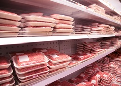 Mesa takšne barve nikar ne kupujte: mnogi posežejo prav po takem kosu, ker menijo, da je svež – v resnici pa je lahko ravno nasprotno