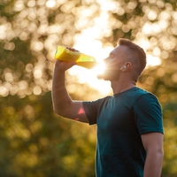 Znanstveniki razkrili grozljivo resnico o pijačah, ki jih tudi Slovenci goltajo kot nori: njihov vpliv na zdravje je strašljiv