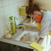 Vam voda zastaja v pomivalnem koritu? Razkrivamo trik, s katerim boste odmašili cevi v 10 minutah