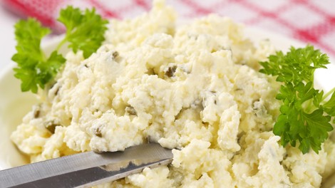 Gospodinje so povsem navdušene nad receptom za BELI AJVAR: okus je izjemen, pripravljen pa je v treh enostavnih korakih