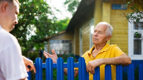 Ko so se vselili v novo hišo, je vse kazalo, da bodo imeli s sosedi dobre odnose: sledilo je nekaj, kar jih je pustilo odprtih ust