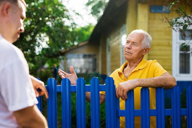 Ko so se vselili v novo hišo, je vse kazalo, da bodo imeli s sosedi dobre odnose: sledilo je nekaj, kar jih je pustilo odprtih ust