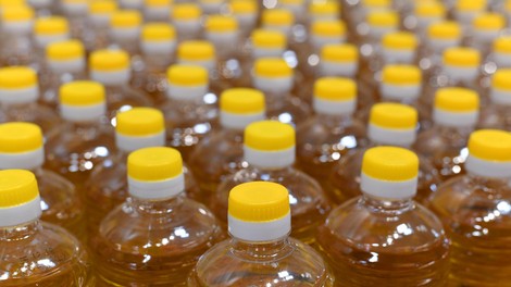 To je veliko boljša izbira od sončničnega olja: gre za bolj zdravo in okusnejšo alternativo, kilogram pa nadomesti celo 4 litre olja