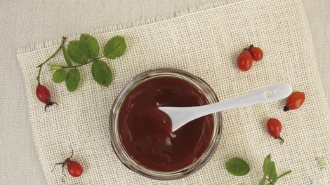 Kako pripraviti najboljšo šipkovo marmelado? Nutricionistka razkriva slasten recept brez sladkorja in konzervansov