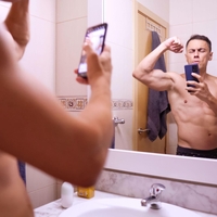 "Moški samo še trenirajo in se gledajo v ogledalu": zdravnik razkriva, zakaj jim danes upada testosteron in kako to vpliva na odnose