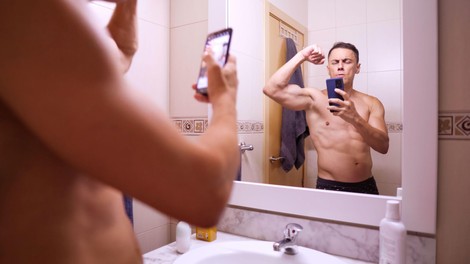 "Moški samo še trenirajo in se gledajo v ogledalu": zdravnik razkriva, zakaj jim danes upada testosteron in kako to vpliva na odnose