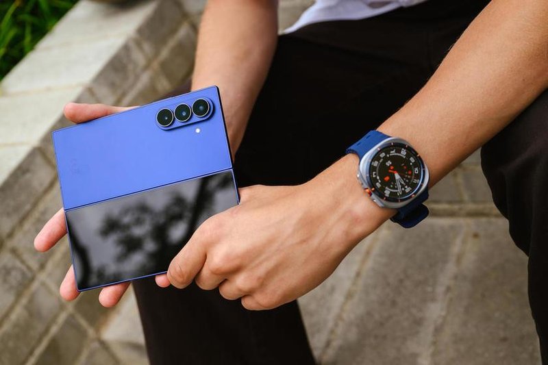 Jesenski odklop v naravi: raziskuj, beleži in doživi z Galaxy Watch Ultra in Galaxy Z Fold7