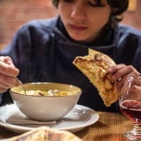 To pozabljeno jed na žlico so v bivši Jugoslaviji oboževali čisto vsi: ogreje dušo in telo, priprava pa je zelo preprosta