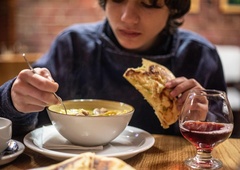 To pozabljeno jed na žlico so v bivši Jugoslaviji oboževali čisto vsi: ogreje dušo in telo, priprava pa je zelo preprosta