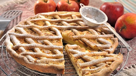 Če želite pripraviti najboljšo jabolčno pito, si zapišite ta recept: uporabljale so ga že naše babice, za mero pa ne potrebujete tehtnice