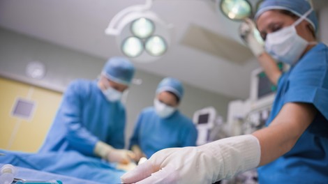 Saj ni res, pa je: kirurginja v Gradcu naj bi svoji 12-letni hčerki dovolila vrtanje pacientove lobanje med operacijo