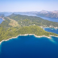 Srhljivka na sanjskem otoku v Jadranu: skrivnostni tujec kupuje nepremičnine, v gozdovih se dogajajo zlovešče stvari