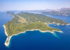 Srhljivka na sanjskem otoku v Jadranu: skrivnostni tujec kupuje nepremičnine, v gozdovih se dogajajo zlovešče stvari