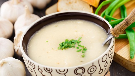 "Antibiotik juha", ki greje in varuje pred virusi: star recept, pripravljen v nekaj minutah