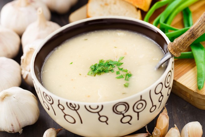 "Antibiotik juha", ki greje in varuje pred virusi: star recept, pripravljen v nekaj minutah