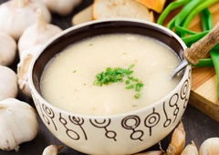 "Antibiotik juha", ki greje in varuje pred virusi: star recept, pripravljen v nekaj minutah