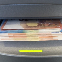 Ali na bankomatu upoštevate "pravilo 10 evrov"? Zlata vreden nasvet, ki vam lahko prihrani težave