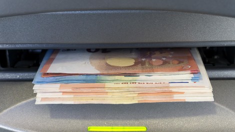 Ali na bankomatu upoštevate "pravilo 10 evrov"? Zlata vreden nasvet, ki vam lahko prihrani težave