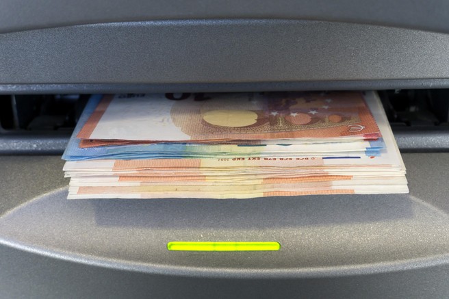 Ali na bankomatu upoštevate "pravilo 10 evrov"? Zlata vreden nasvet, ki vam lahko prihrani težave