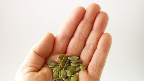 Zakaj so bučna semena prava superhrana? Krepijo srce, prostato in spanec, a niso brez tveganja