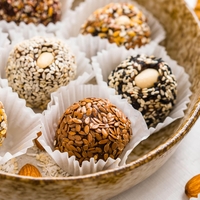 Najboljši starinski recept za slastno sladico: iz ene mase dobite kar 3 vrste kroglic, ki so popolne za obiske in praznovanja