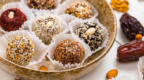 Najboljši starinski recept za slastno sladico: iz ene mase dobite kar 3 vrste kroglic, ki so popolne za obiske in praznovanja