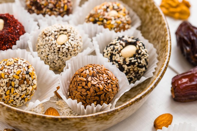 Najboljši starinski recept za slastno sladico: iz ene mase dobite kar 3 vrste kroglic, ki so popolne za obiske in praznovanja