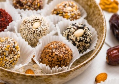 Najboljši starinski recept za slastno sladico: iz ene mase dobite kar 3 vrste kroglic, ki so popolne za obiske in praznovanja