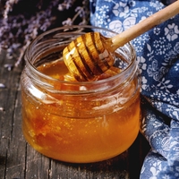 Med namesto sladkorja? Nutricionistka opozarja, zakaj žlička v čaju ni nujno dobra izbira