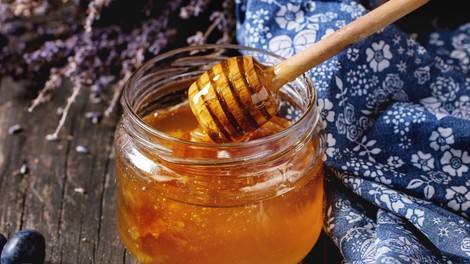 Med namesto sladkorja? Nutricionistka opozarja, zakaj žlička v čaju ni nujno dobra izbira