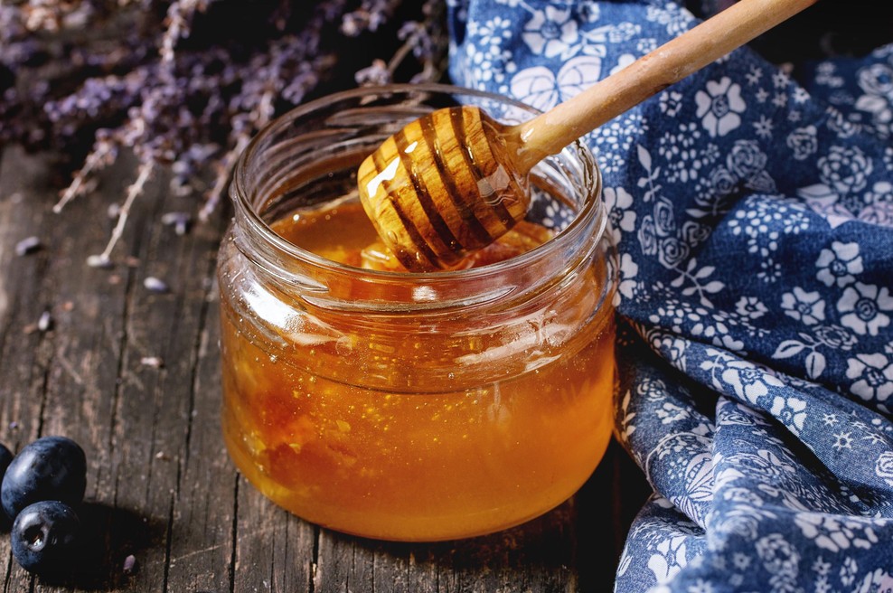 Med namesto sladkorja? Nutricionistka opozarja, zakaj žlička v čaju ni nujno dobra izbira (foto: Profimedia)