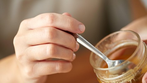 Kaj se v resnici dogaja z vašim telesom, če vsak dan uživate med? Nutricionisti razkrivajo presenetljive učinke