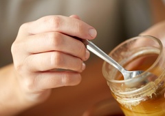 Kaj se v resnici dogaja z vašim telesom, če vsak dan uživate med? Nutricionisti razkrivajo presenetljive učinke