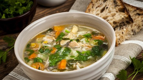 "Penicilin juha", ki krepi imunski sistem: zapišite si recept za naravno podporo v sezoni prehladov in gripe