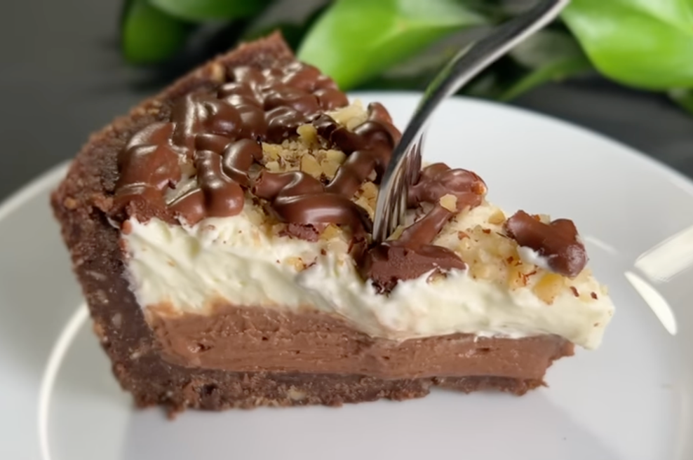 Ta torta je pripravljena v le nekaj minutah: brez peke, brez moke, a z neverjetnim okusom (foto: Youtube / Posnetek zaslona)