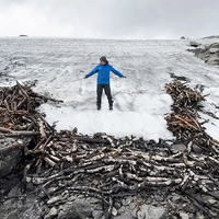Pohodnik odšel na goro in naletel na srhljivo odkritje: ko je videl, kaj štrli iz staljenega ledu, ga je pretreslo do kosti