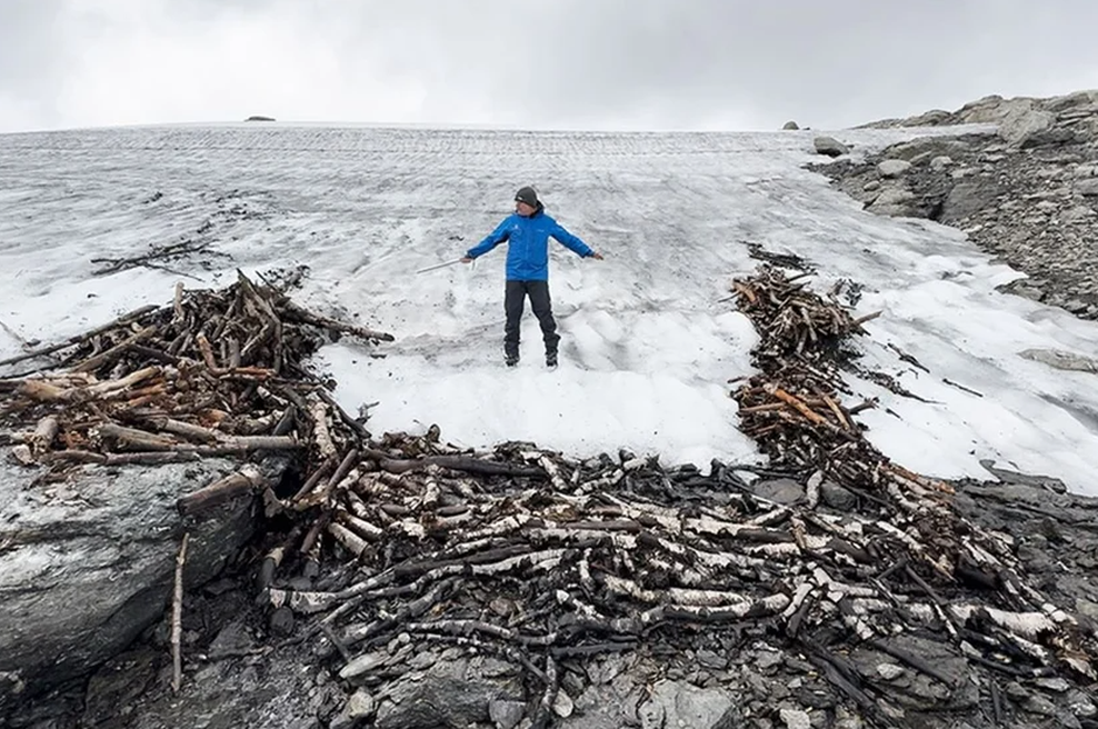 Pohodnik odšel na goro in naletel na srhljivo odkritje: ko je videl, kaj štrli iz staljenega ledu, ga je pretreslo do kosti (foto: Bergenski muzej)