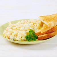 Krompirjevo solato je treba pripraviti po tem vrstnem redu: tako bo zares sočna, njen okus pa bo popoln