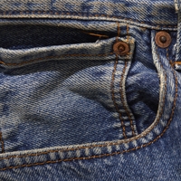 Bivši direktor Levi'sa razkriva preprost trik za čiščenje kavbojk: namesto pralnega stroja si pomaga s tem