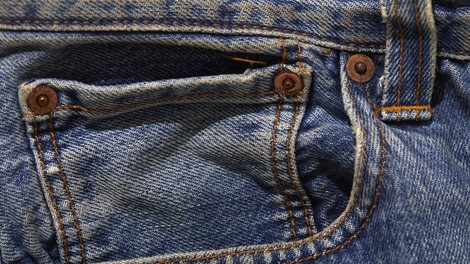 Bivši direktor Levi'sa razkriva preprost trik za čiščenje kavbojk: namesto pralnega stroja si pomaga s tem