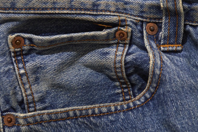 Bivši direktor Levi'sa razkriva preprost trik za čiščenje kavbojk: namesto pralnega stroja si pomaga s tem