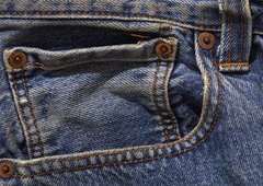 Bivši direktor Levi'sa razkriva preprost trik za čiščenje kavbojk: namesto pralnega stroja si pomaga s tem