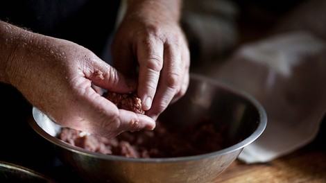 V mleto meso vedno dodajte to sestavino: ne glede na to, ali pripravljate čufte ali polnite paprike, bo rezultat neverjeten