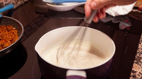 Kako pripraviti popoln bešamel brez grudic? Trik je v 1 sestavini