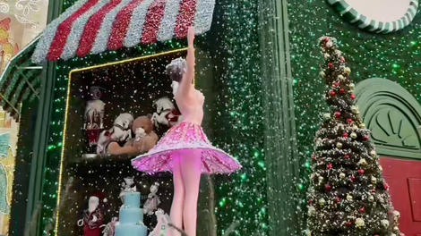 Največji božični sejem v Evropi je pravi hit na TikToku: kuhano vino stane dva evra, navdušile pa vas bodo tudi številne lokalne dobrote in praznične atrakcije