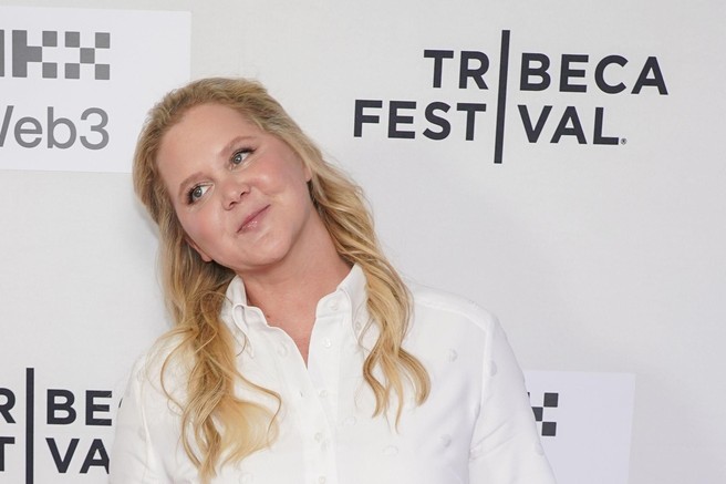Amy Schumer je opazno shujšala, oboževalci pa so na novih fotografijah opazili tudi ta zaskrbljujoč detajl