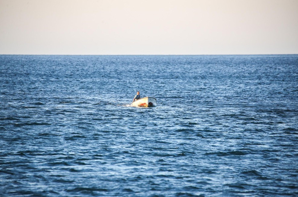 Moški ribaril v morju pri Savudriji: ko je pogledal v vodo, ga je spreletel srh, vse je posnel s telefonom (foto: Profimedia)