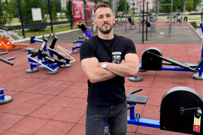 Fitnes trener (30) umrl po svojem izzivu: dnevno je zaužil 10.000 kalorij