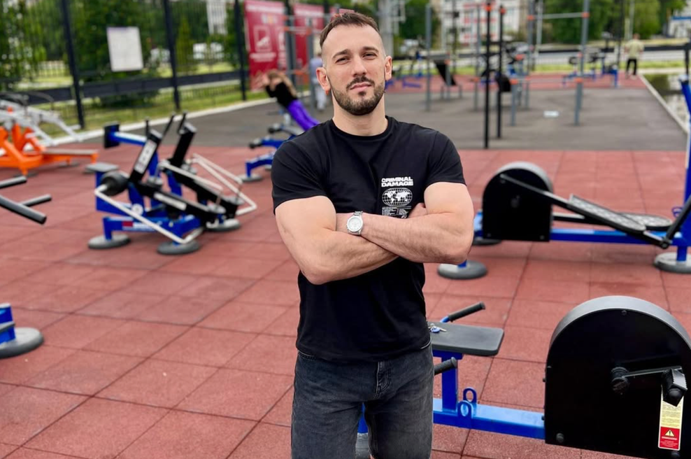 Fitnes trener (30) umrl po svojem izzivu: dnevno je zaužil 10.000 kalorij (foto: Instagram @dmitryfit (Posnetek zaslona))