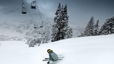 Varno po belih strminah: zakaj zaščitna oprema ni le za začetnike